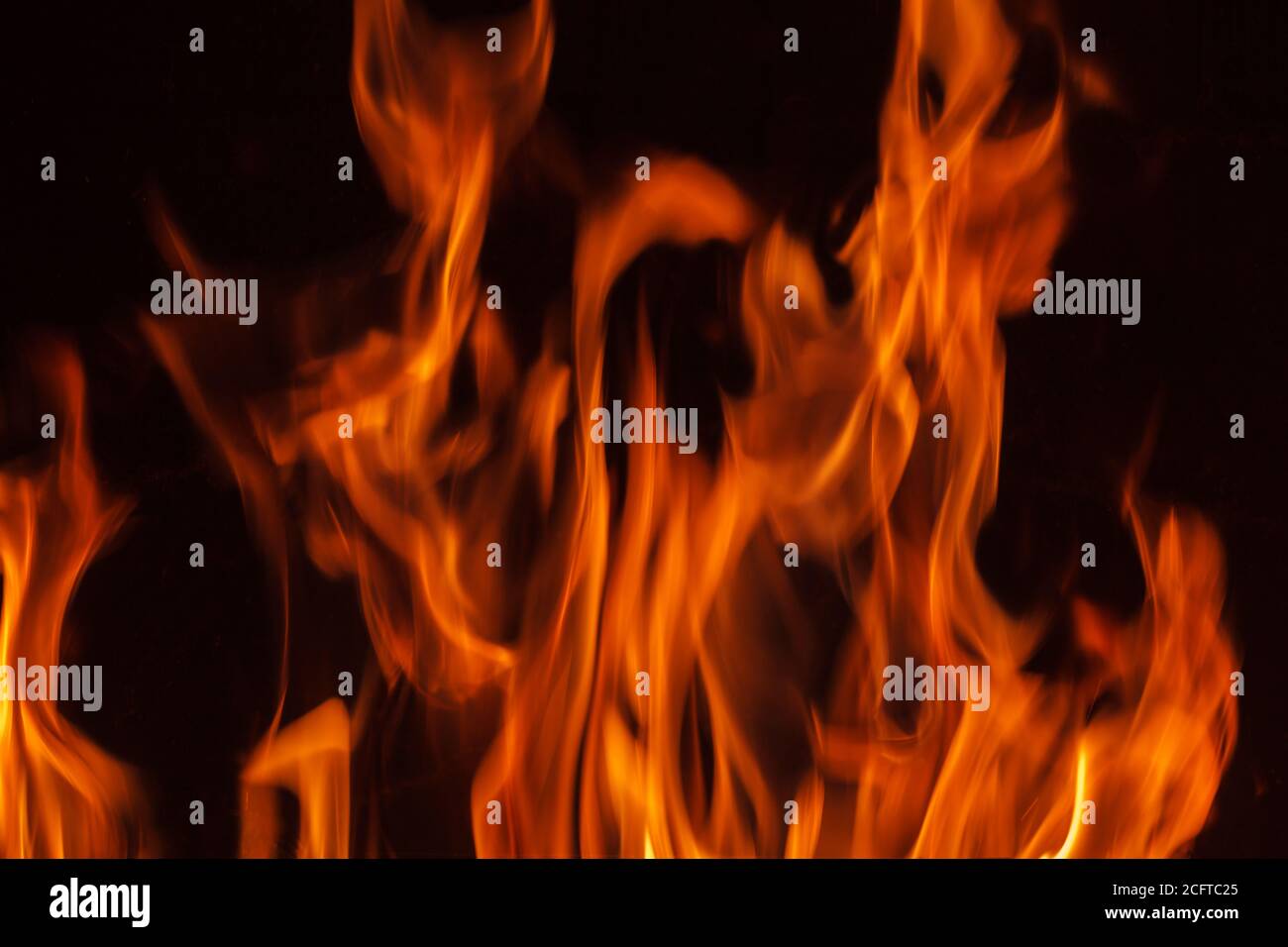 Flamme rouge floue de feu la nuit, arrière-plan abstrait Banque D'Images