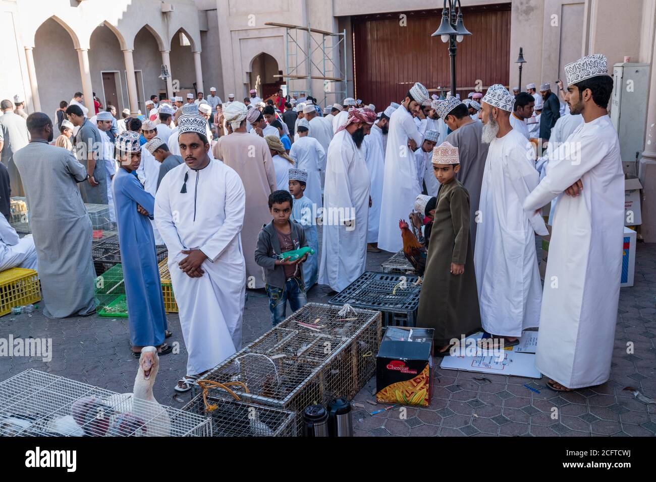 Nizwa, Oman, 2 décembre 2016 : une foule locale au marché aux oiseaux de Nizwa, Oman - une partie du marché hebdomadaire du vendredi Banque D'Images