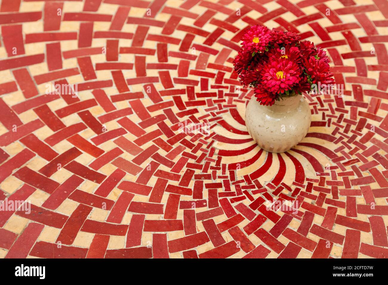 Un vase de fleurs sur une table carrelée marocaine Banque D'Images