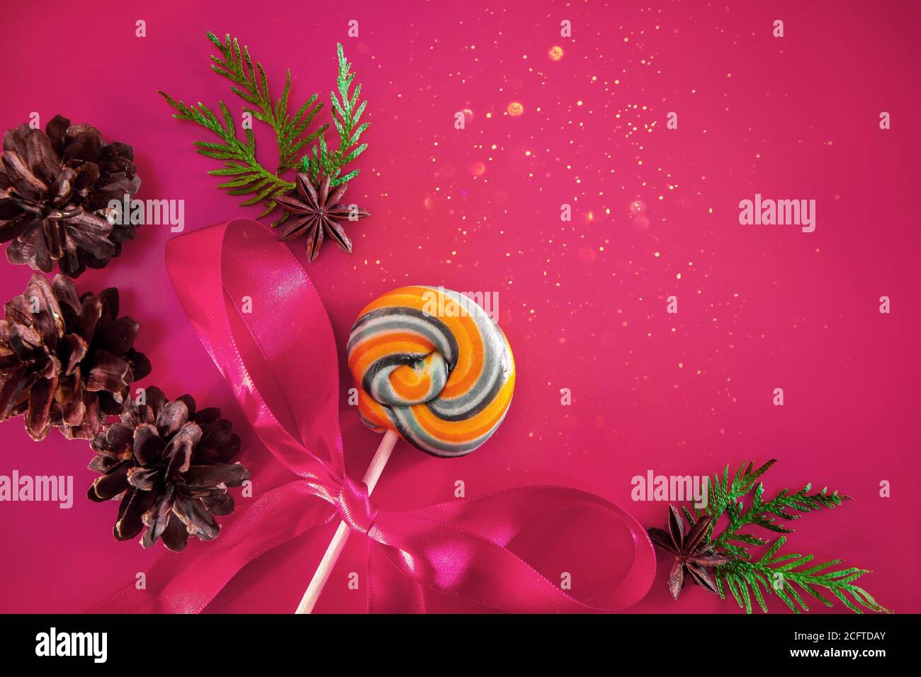 Noël bonbon sur fond rose, comme une baguette magique. Composition avec lieu pour le texte. Banque D'Images