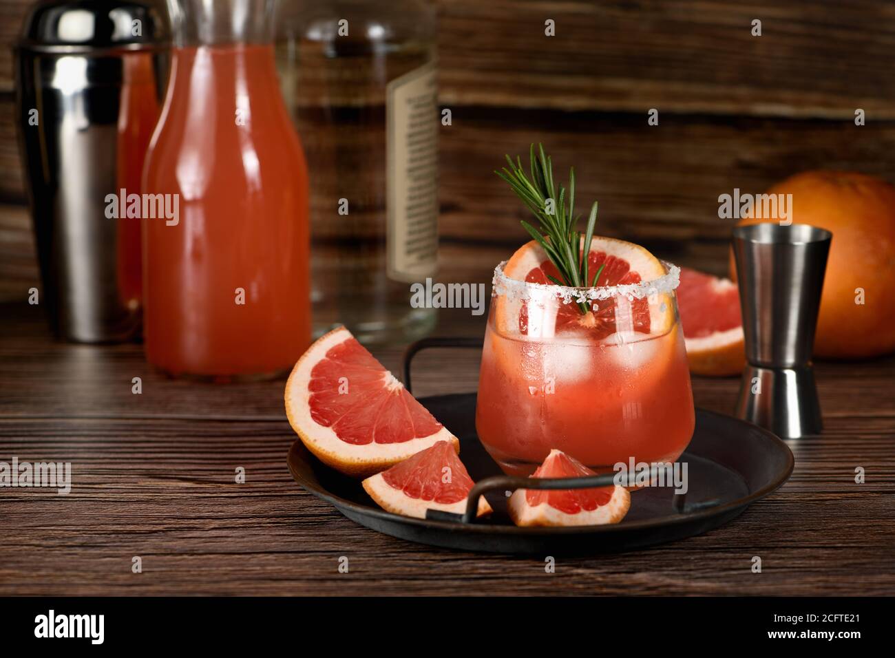 Cocktail tequila jus de pamplemousse frais combiné et romarin. Une boisson festive est idéale pour le brunch, les fêtes et les vacances. Banque D'Images