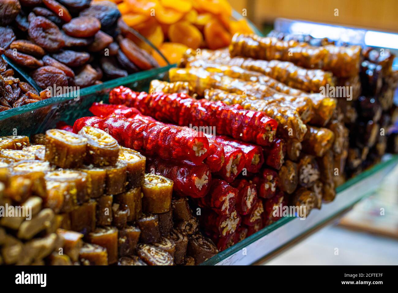 Divers délices turcs aux couleurs vives bonbons baklava lokum et fruits secs légumes sur le marché à Istanbul, Turquie Banque D'Images