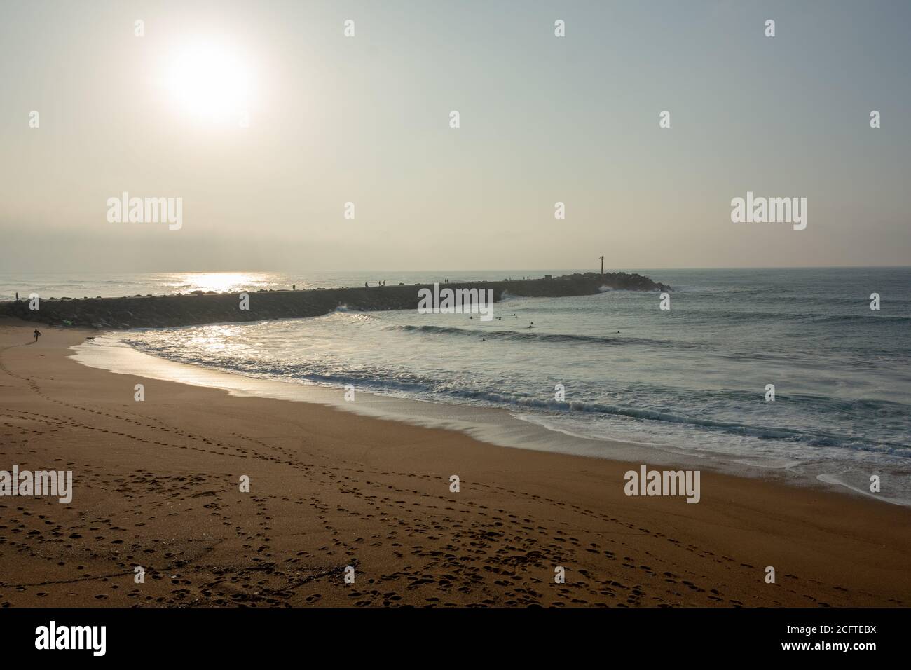 Vagues de l'océan Atlantique au coucher du soleil sur la plage de la barre, Anglet, France Banque D'Images