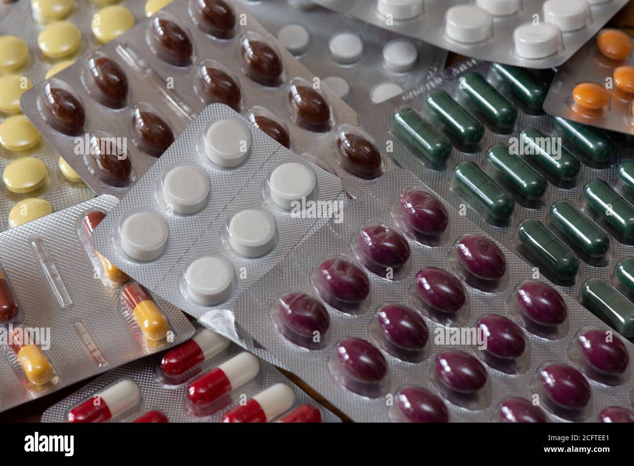 Différents types de comprimés et de comprimés de médicaments en plaquettes thermoformées. Concepts de l'industrie pharmaceutique et de la consommation de médicaments Banque D'Images Différents types de comprimés et de comprimés de médicaments en plaquettes thermoformées. Concepts de l'industrie pharmaceutique et de la consommation de médicaments Banque D'Images