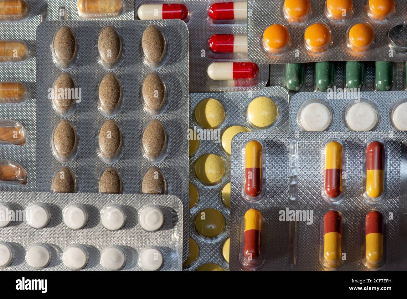 Différents types de comprimés et de comprimés de médicaments en plaquettes thermoformées. Concepts de l'industrie pharmaceutique et de la consommation de médicaments Banque D'Images Différents types de comprimés et de comprimés de médicaments en plaquettes thermoformées. Concepts de l'industrie pharmaceutique et de la consommation de médicaments Banque D'Images