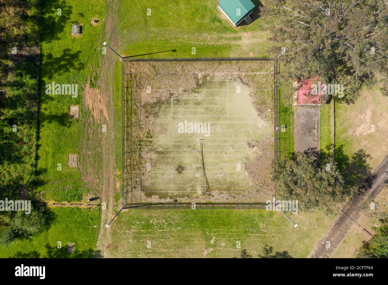 Une vue aérienne d'un ancien court de tennis inutilisé dans dans un parc public d'un petit canton régional Banque D'Images