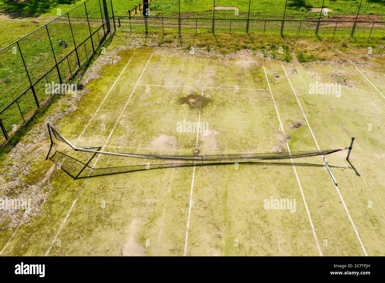 Une vue aérienne d'un ancien court de tennis inutilisé dans dans un parc public d'un petit canton régional Banque D'Images