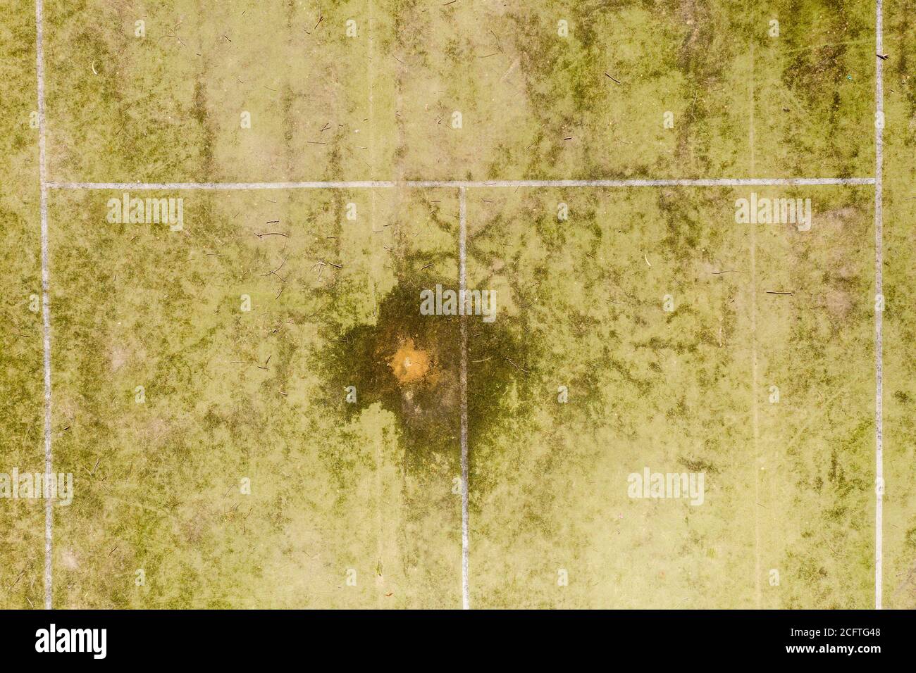 Une vue aérienne d'un ancien court de tennis inutilisé dans dans un parc public d'un petit canton régional Banque D'Images