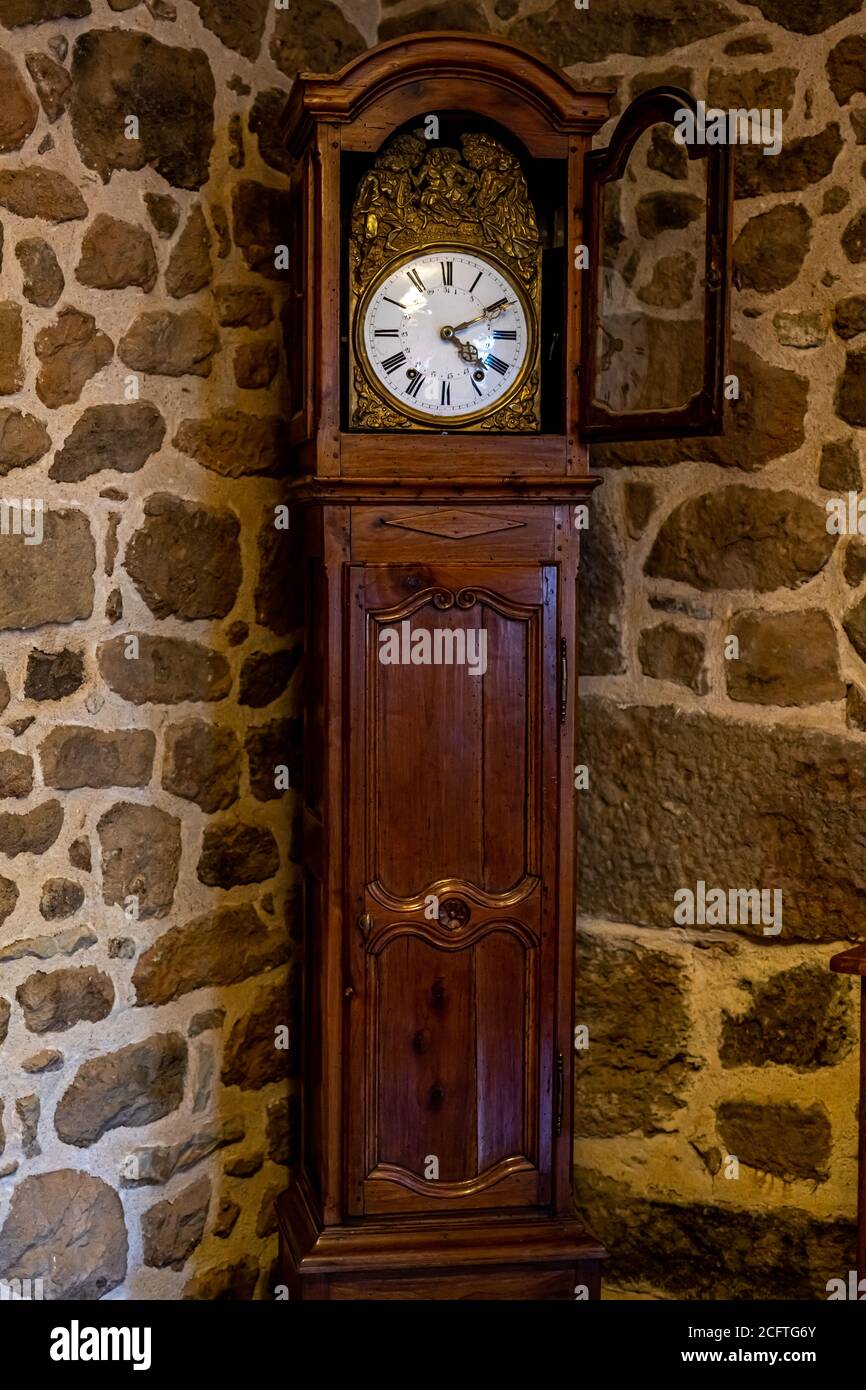 Ancienne horloge et ustensile en bronze antique sur étagère en bois, fond  de mur en pierre. Concept d'antiquités Photo Stock - Alamy