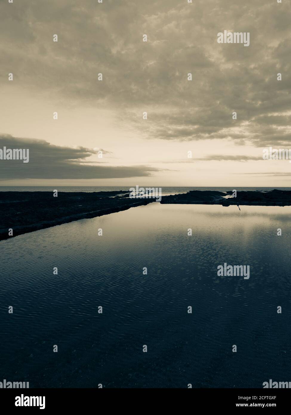 Paysage noir et blanc de Castle Sands Beach, St Andrews, Fife, Écosse, Royaume-Uni, GB. Banque D'Images