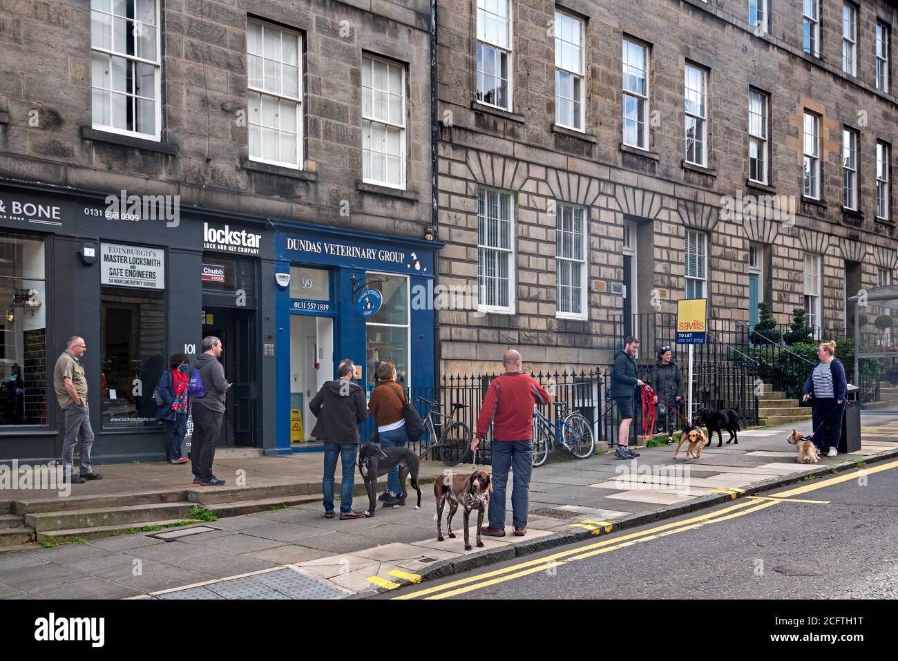 Les gens et leurs animaux font la queue et font des distances sociales en dehors d'une pratique vétérinaire à DundasStreet, Edimbourg, Écosse, Royaume-Uni. Banque D'Images