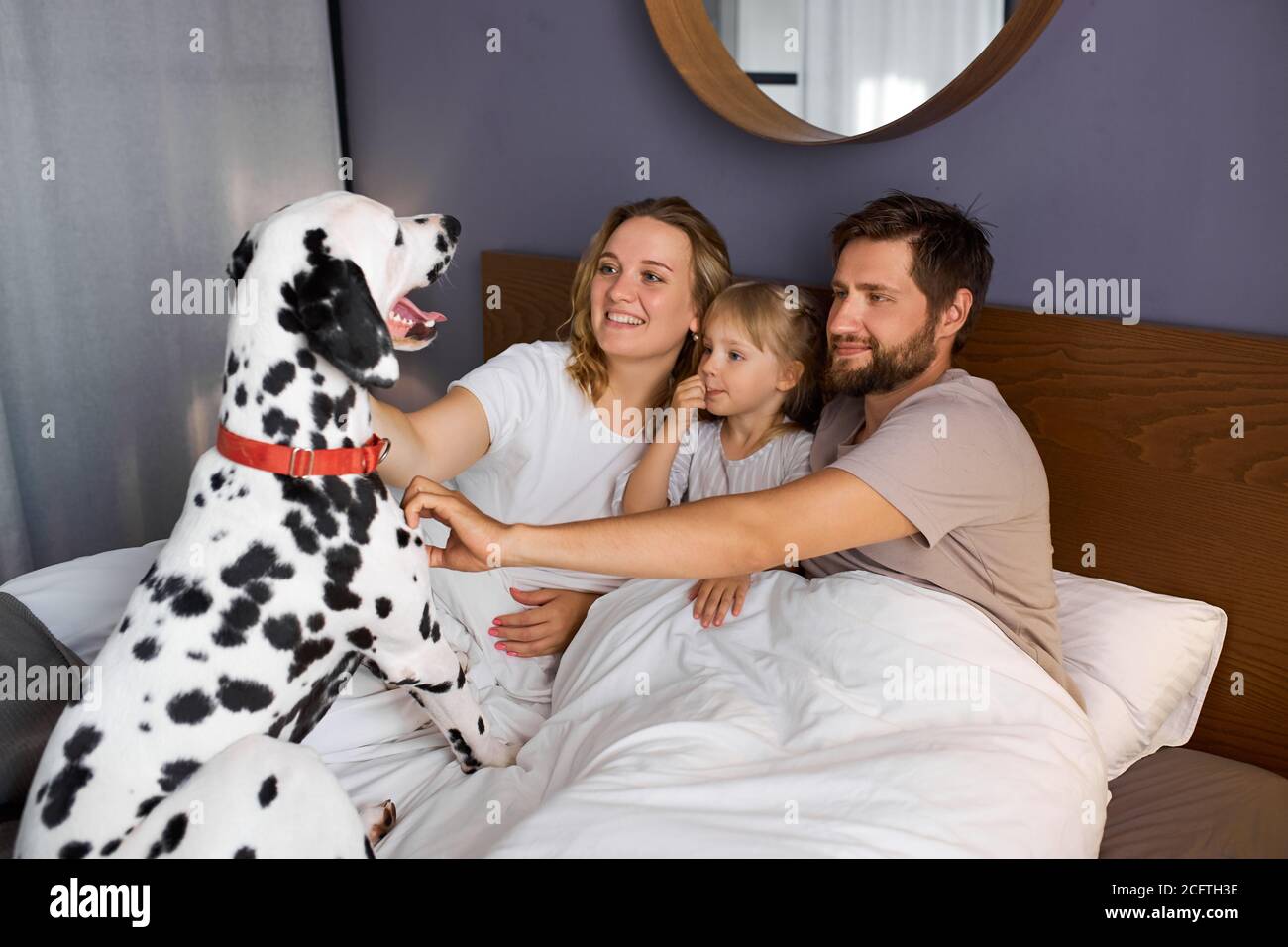 Enfant Enfant Portrait Dalmatien Chien Animal De Compagnie Banque D Image Et Photos Alamy