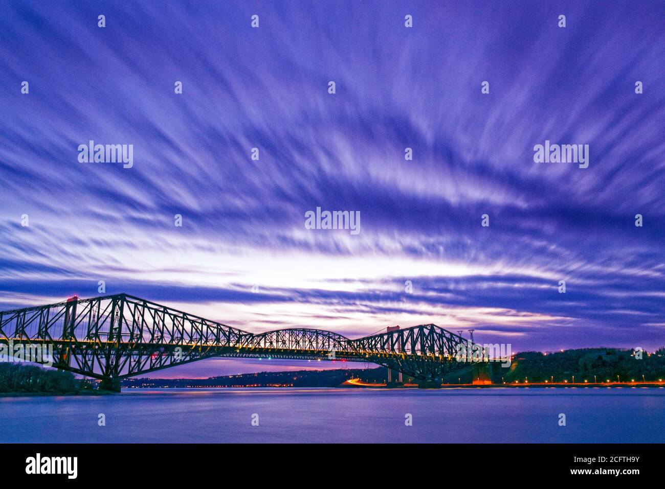 Le fleuve Saint-Laurent et le Pont du Québec à coucher de soleil Banque D'Images