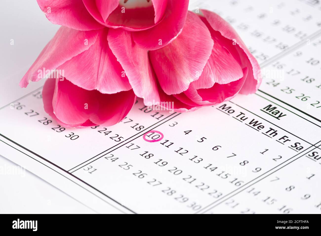 Fête des mères. Calendrier avec une date marquée sur fond de fleurs roses. Un rappel des vacances. Banque D'Images