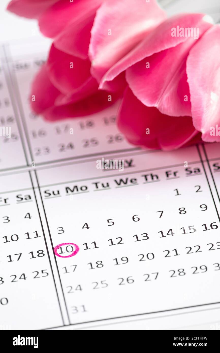Fête des mères. Calendrier avec une date marquée sur fond de fleurs roses.  Un rappel des vacances Photo Stock - Alamy