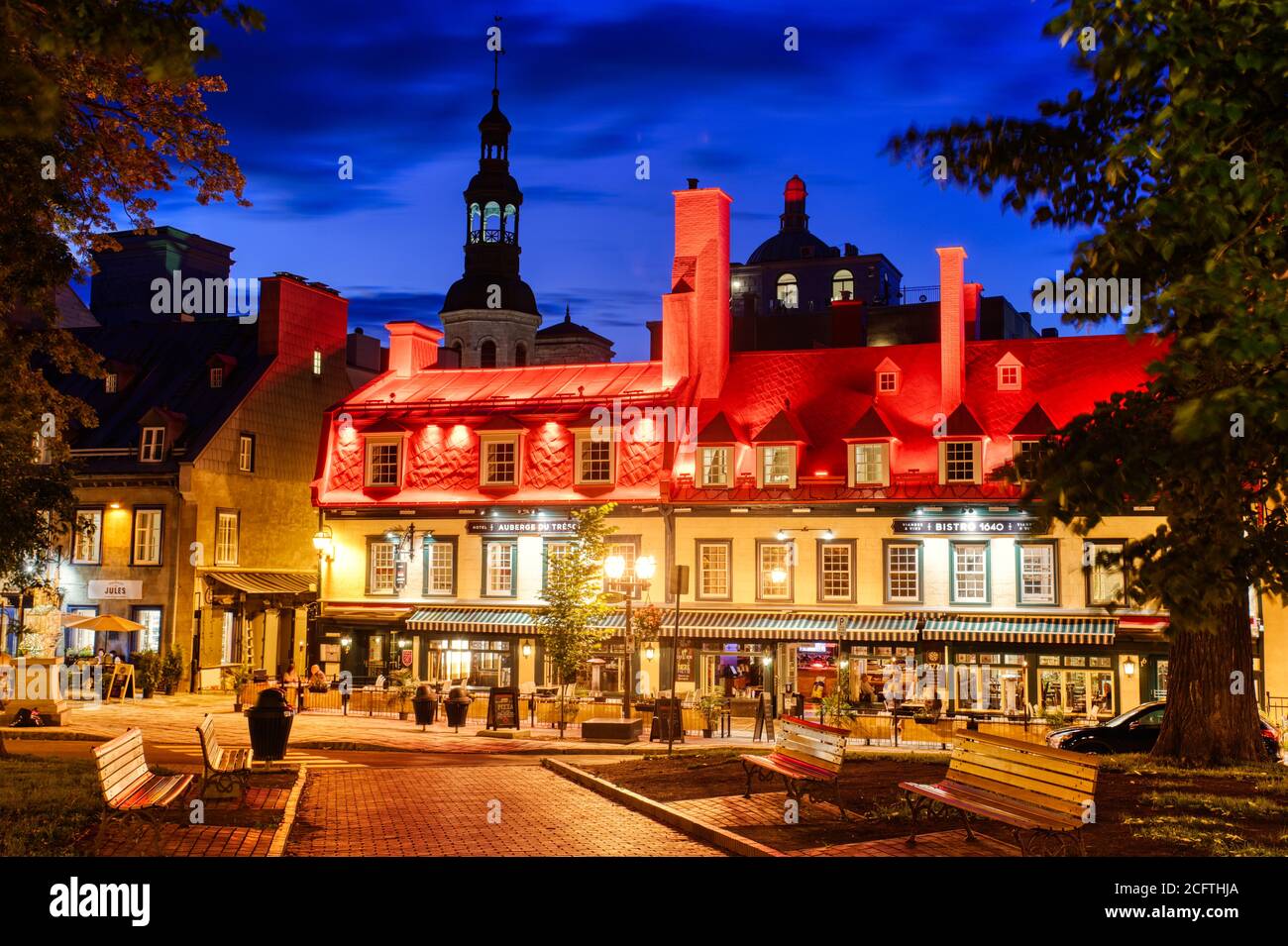 Rue Sainte Anne et le célèbre Bistro 1640 avec son toit rouge la nuit, Québec Banque D'Images