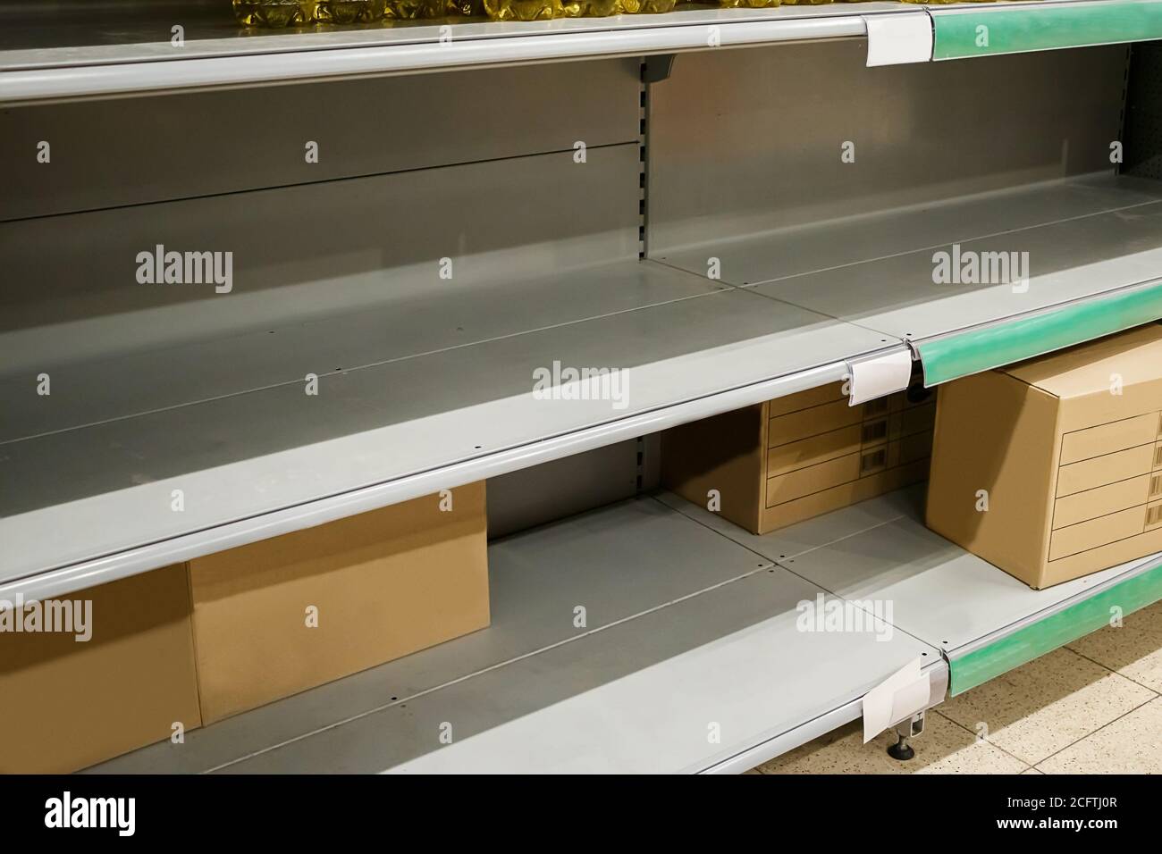 Vider les étagères du supermarché. Pénurie de biens essentiels, quarantaine due au coronavirus. Banque D'Images