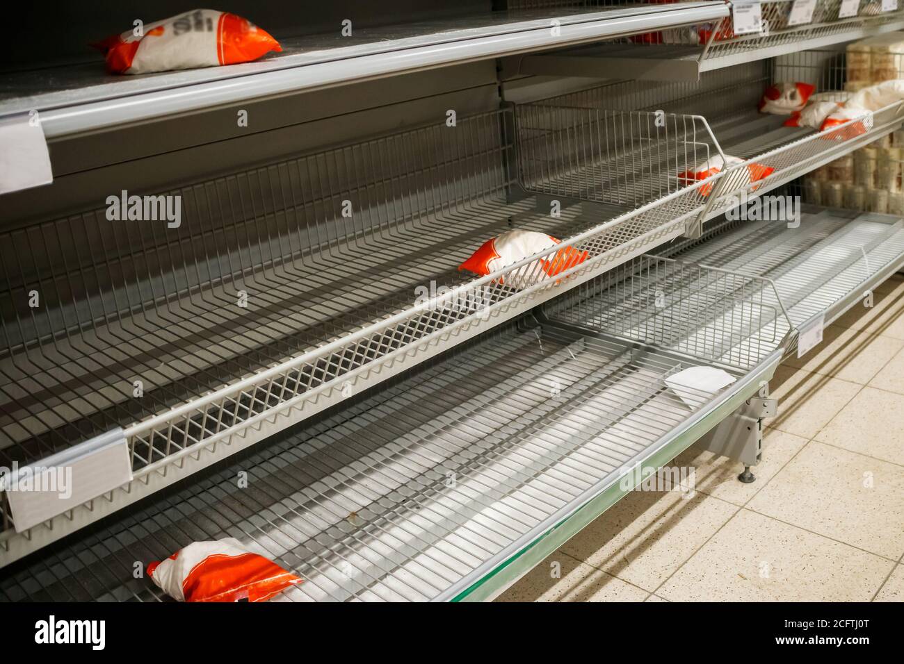 Vider les étagères du supermarché. Pénurie de biens essentiels, quarantaine due au coronavirus. Banque D'Images