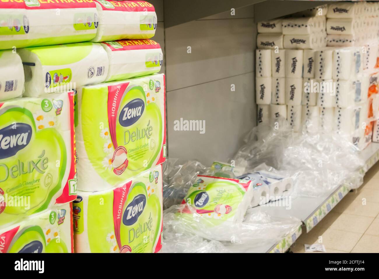 Russie, Tver - 03.18.2020: Étagères vides dans le supermarché. Pénurie de biens essentiels, quarantaine due au coronavirus. Banque D'Images