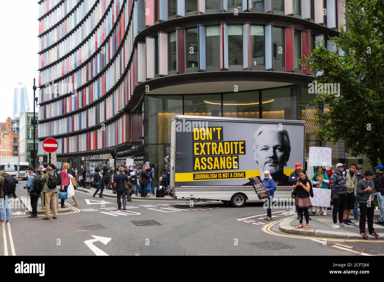 En dehors du tribunal pénal d'Old Bailey au début de l'audience d'extradition de Julian Assange, Londres, 7 septembre 2020 Banque D'Images