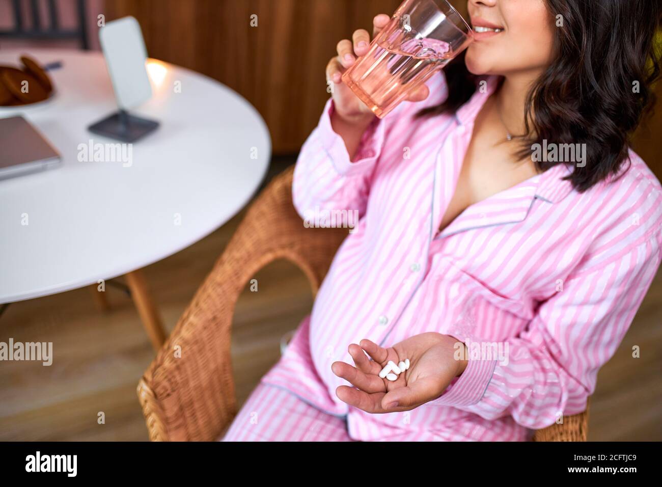 femme enceinte de race blanche boire des vitamines et des minéraux, prendre  des médicaments pendant la grossesse. rhume et grossesse. médicaments pour les  femmes enceintes Photo Stock - Alamy
