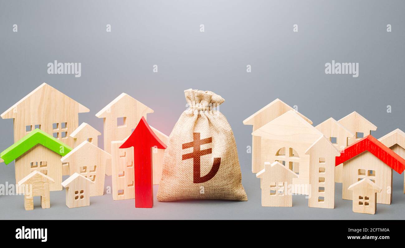 La livre turque sac d'argent et une ville de personnages de maison et rouge flèche vers le haut. Investissements. Reprise et croissance des prix de l'immobilier, forte demande. Augmentation du régime Banque D'Images