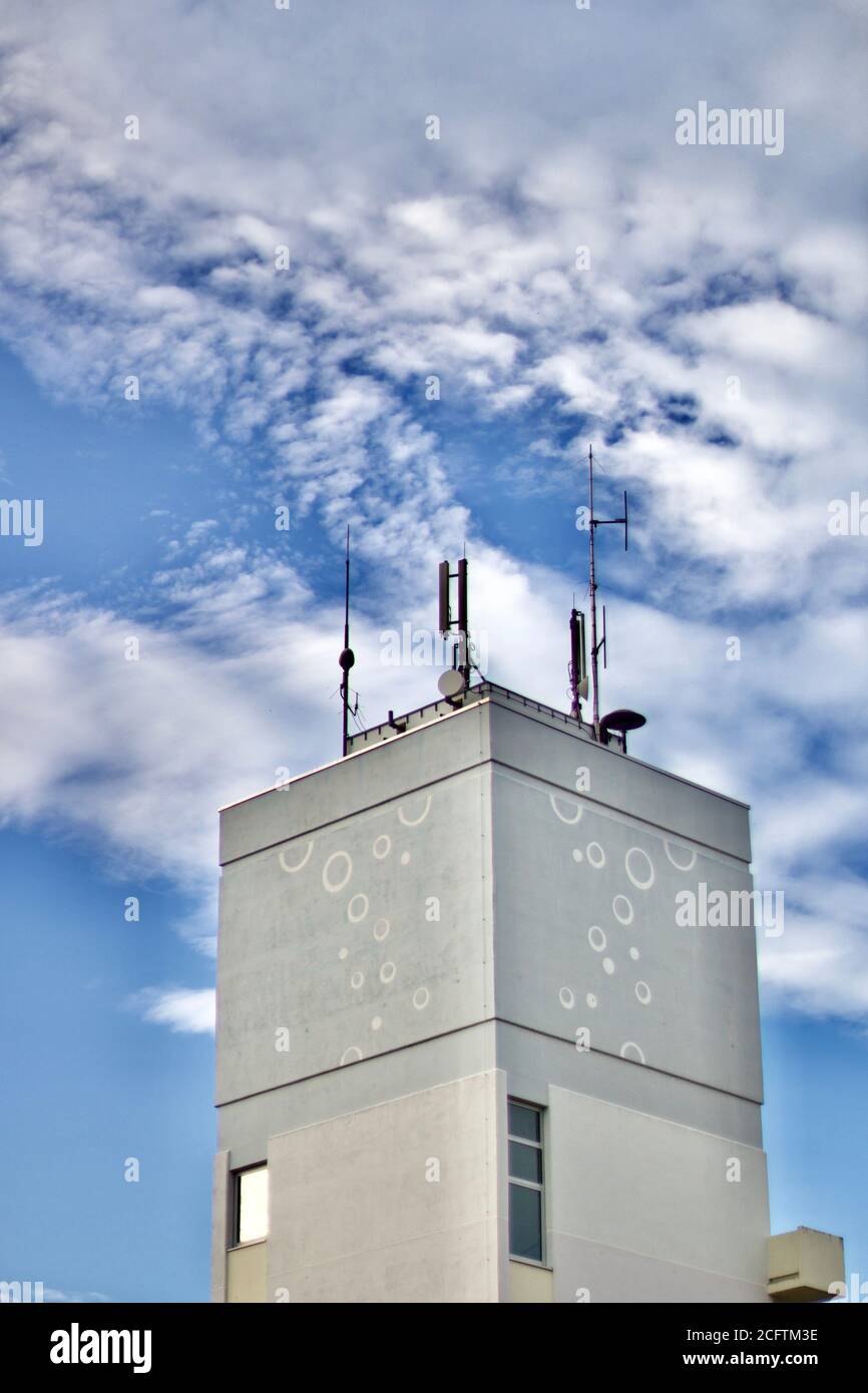Bétons tour d'eau des années 60 avec peint sur des bulles devant un ciel bleu et nuageux Banque D'Images