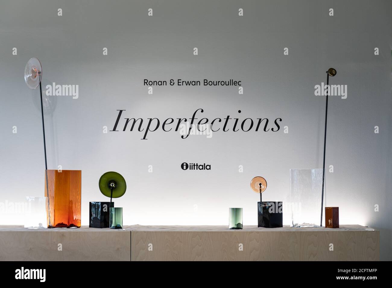 Imperfections, vases en verre et céramique par Ronan & Erwan Bouroullec à la galerie Iittala Design Lab dans l'ancienne usine de céramique d'Arabie, Helsinki, Finlande Banque D'Images