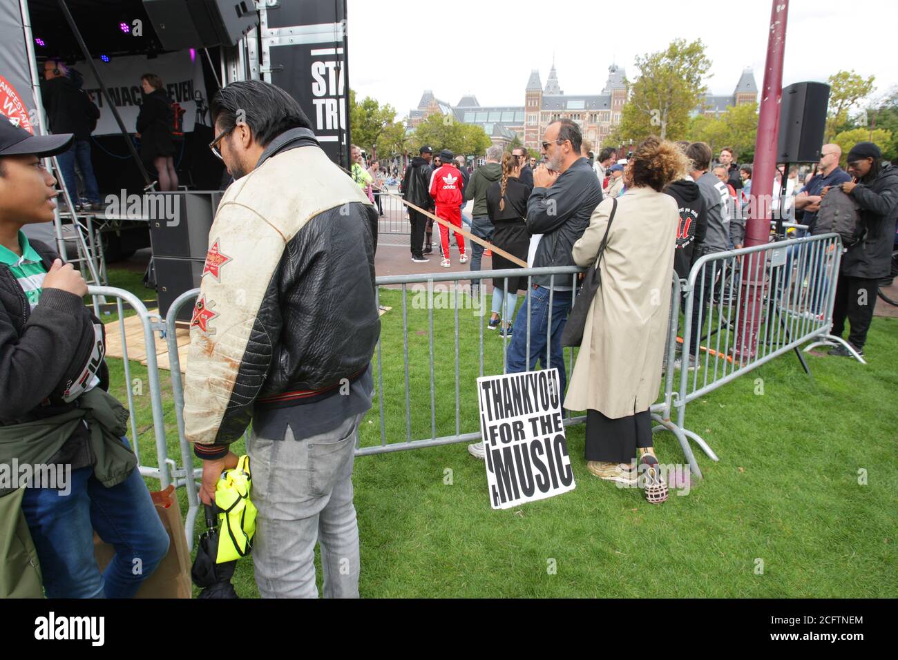 Les propriétaires de boîtes de nuit, les employés et les artistes protestent au Museumplein dans le cadre de la pandémie du coronavirus le 5 septembre 2020 à Amsterdam (pays-Bas). Nuit Banque D'Images