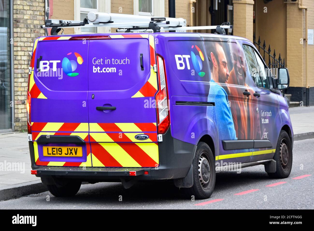 Vue latérale et arrière de la fourgonnette de transport Ford exploitée par BT avec le logo et le motif coloré de personnes, accédez au site web de contact Adresse parquée dans l'est de Londres Angleterre Royaume-Uni Banque D'Images