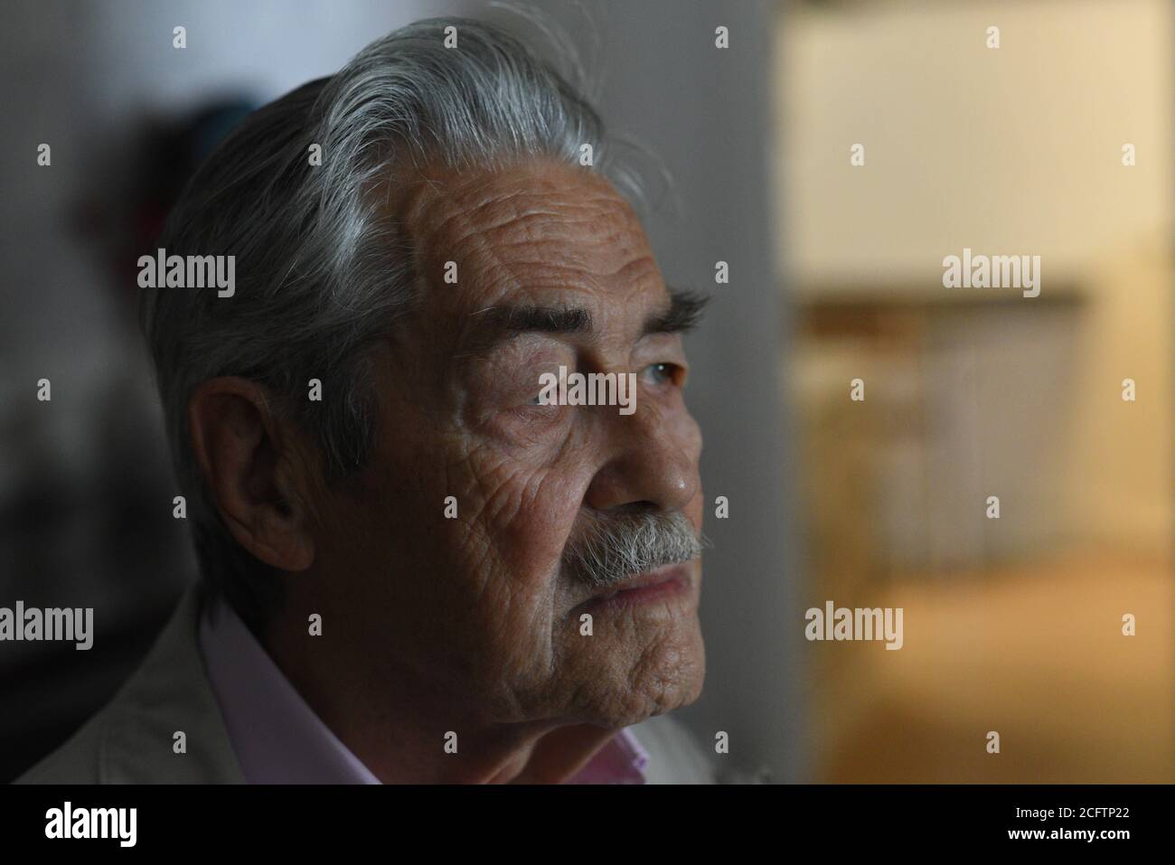 *** STRICTEMENT AUCUNE VENTE AUX MÉDIAS OU ÉDITEURS FRANÇAIS - DROITS RÉSERVÉS ***03 septembre 2020 - Paris, France: Portrait de Louis Pouzin, informaticien français et pionnier de l'Internet. Pouzin a inventé le datagramme et a conçu un réseau de communication par paquets qui a été utilisé plus tard pour développer les protocoles TCP/IP utilisés par Internet. Depuis 2017, Louis Pouzin fait la promotion d'une nouvelle architecture pour Internet, nommée RINA pour l'architecture interréseau récursive. Banque D'Images