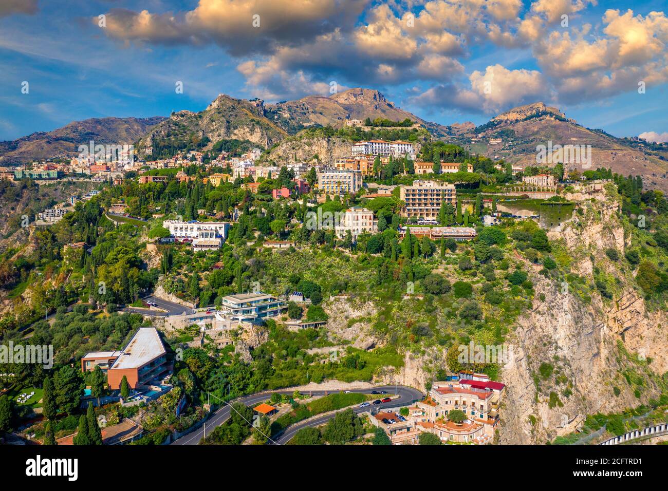 Taormina est une ville sur l'île de Sicile, en Italie. Mont Etna au-dessus de Taormina paysage urbain, Messine, Sicile. Vue sur Taormina situé dans la ville métropolitaine Banque D'Images