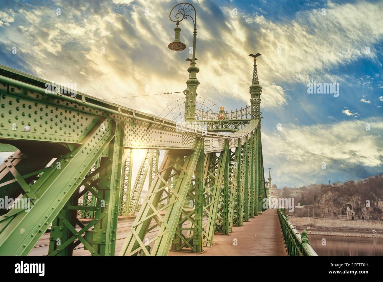 Rayon de soleil sur le pont de la liberté à Budapest, Hongrie. Ville au coucher du soleil Banque D'Images