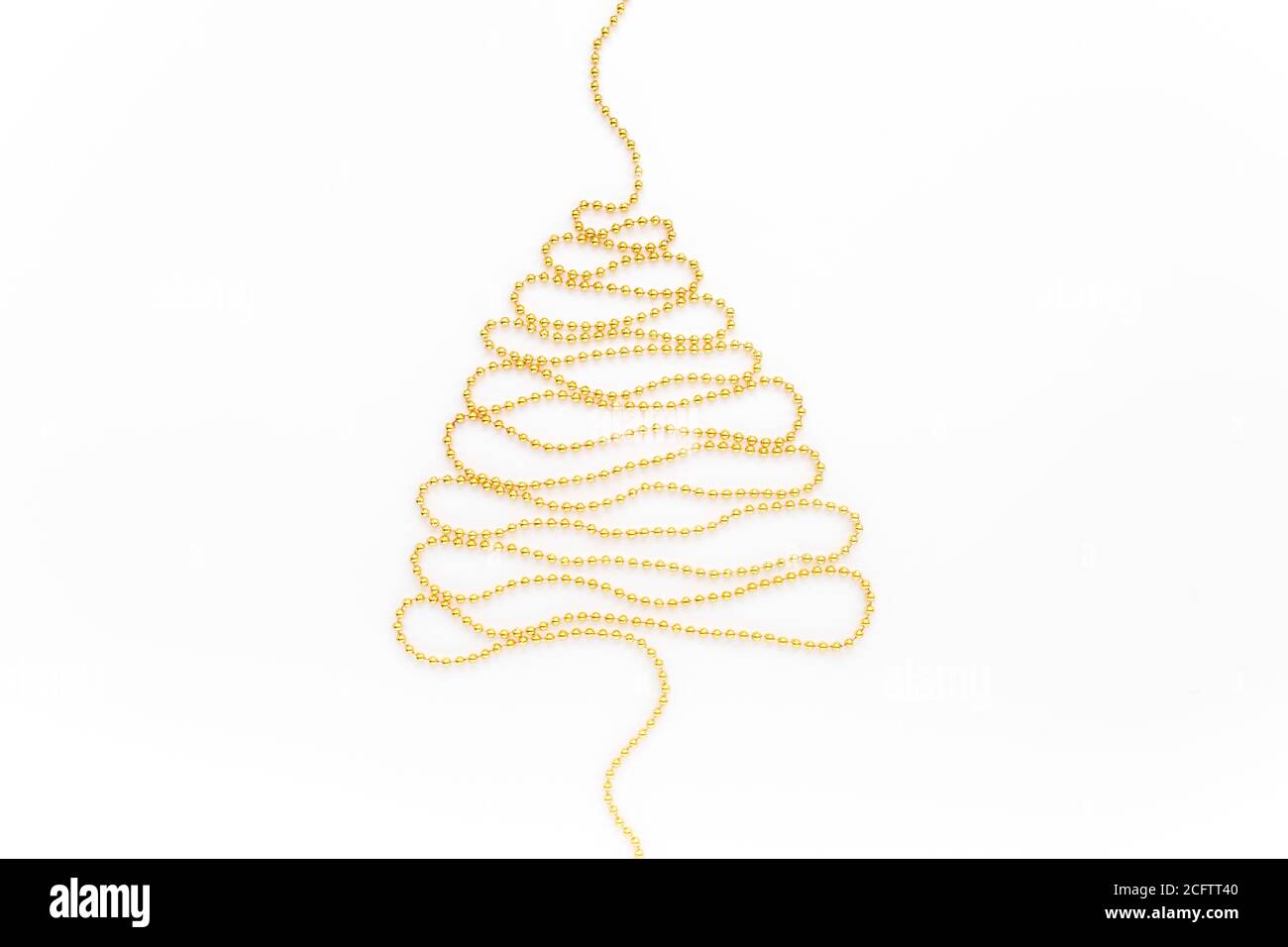 Arbre de Noël en guirlande dorée sur fond blanc avec espace de copie vide pour le texte. Flat Lay, vue de dessus concept de vacances minimal. Banque D'Images Arbre de Noël en guirlande dorée sur fond blanc avec espace de copie vide pour le texte. Flat Lay, vue de dessus concept de vacances minimal. Banque D'Images