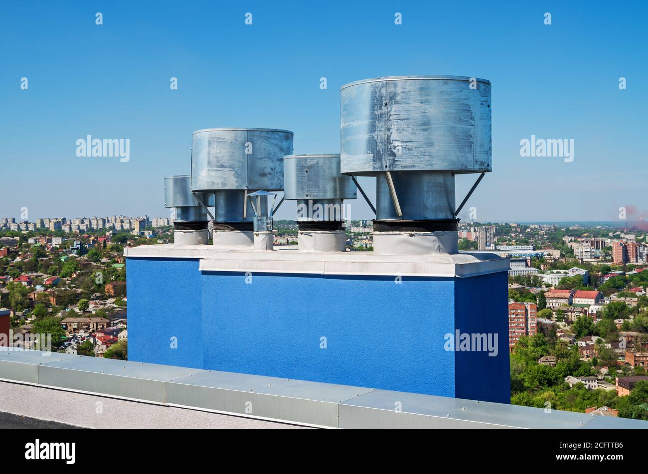 Dispositifs d'ingénierie appelés déflecteurs pour stabiliser et améliorer le tirage naturel du conduit de ventilation sur le toit d'un gratte-ciel Banque D'Images