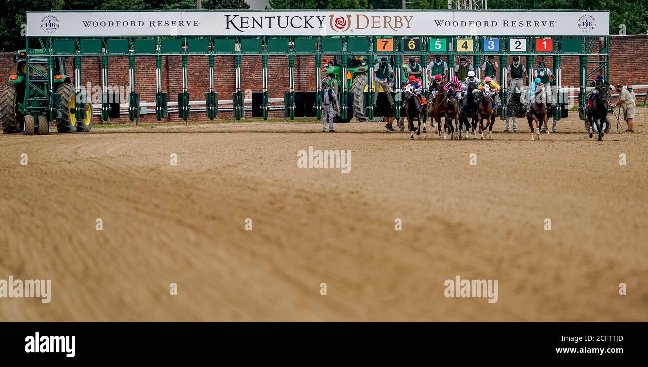 Louisville, Kentucky, États-Unis. 1er septembre 2020. Les chevaux se brisent de la toute nouvelle porte du Kentucky Derby de 20 chevaux pour la première fois le jour d'ouverture de la Kentucky Derby week à Churchill Downs à Louisville, Kentucky. La course a été menée sans fans et seulement personnel essentiel et médias limités en raison des restrictions et protocoles de coronavirus. Crédit : csm/Alay Live News Banque D'Images