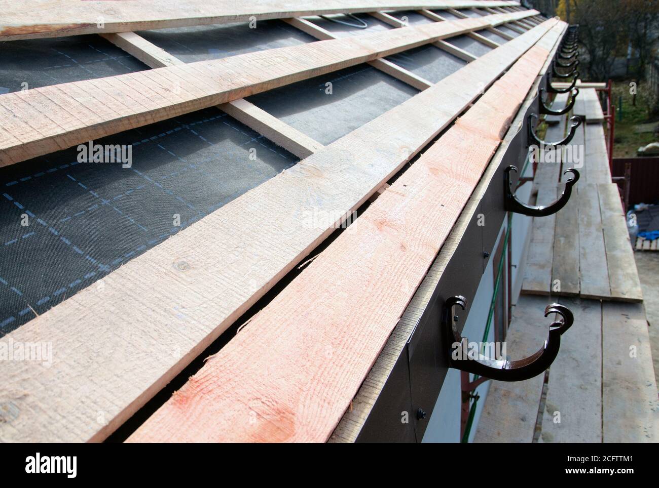 Support de construction non fini drainage gouttières sur le toit. Construction de toit non fini gros plan Banque D'Images