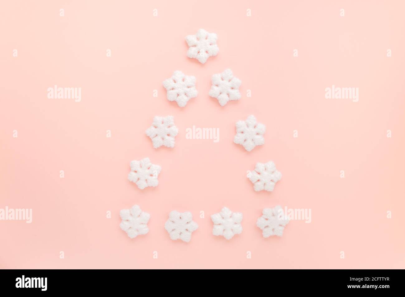 L'arbre de Noël est fait à partir d'un jouet blanc sur fond rose. Composition de Noël, papier peint. Flat lay, vue de dessus Banque D'Images L'arbre de Noël est fait à partir d'un jouet blanc sur fond rose. Composition de Noël, papier peint. Flat lay, vue de dessus Banque D'Images