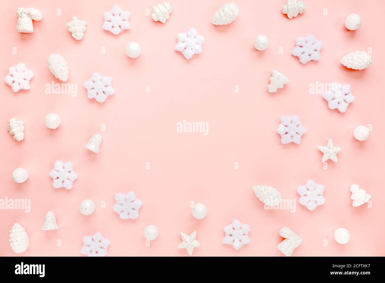 Cadre de Noël avec flocons de neige blancs sur fond rose. Composition de Noël, papier peint. Flat lay, vue de dessus Banque D'Images Cadre de Noël avec flocons de neige blancs sur fond rose. Composition de Noël, papier peint. Flat lay, vue de dessus Banque D'Images