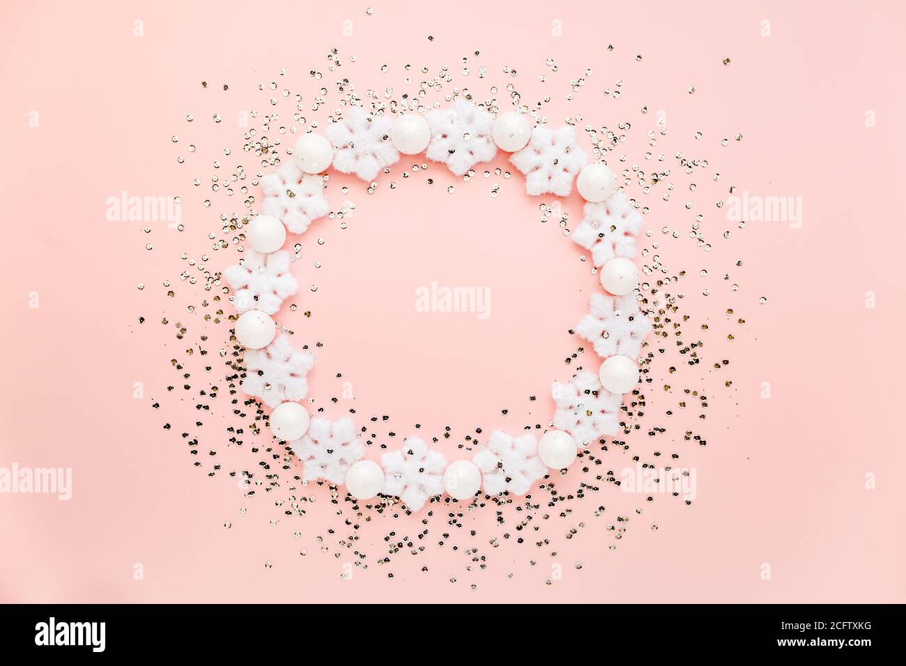 Cadre rond de Noël en flocons de neige blancs sur fond rose. Composition de Noël, papier peint. Flat lay, vue de dessus Banque D'Images Cadre rond de Noël en flocons de neige blancs sur fond rose. Composition de Noël, papier peint. Flat lay, vue de dessus Banque D'Images