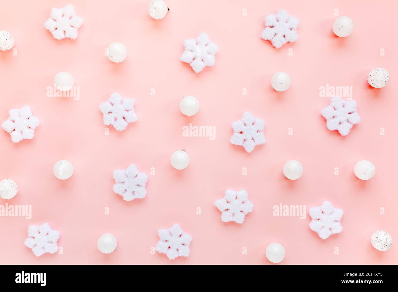 Texture de Noël avec flocons de neige blancs sur fond rose. Composition de Noël, papier peint. Flat lay, vue de dessus Banque D'Images Texture de Noël avec flocons de neige blancs sur fond rose. Composition de Noël, papier peint. Flat lay, vue de dessus Banque D'Images