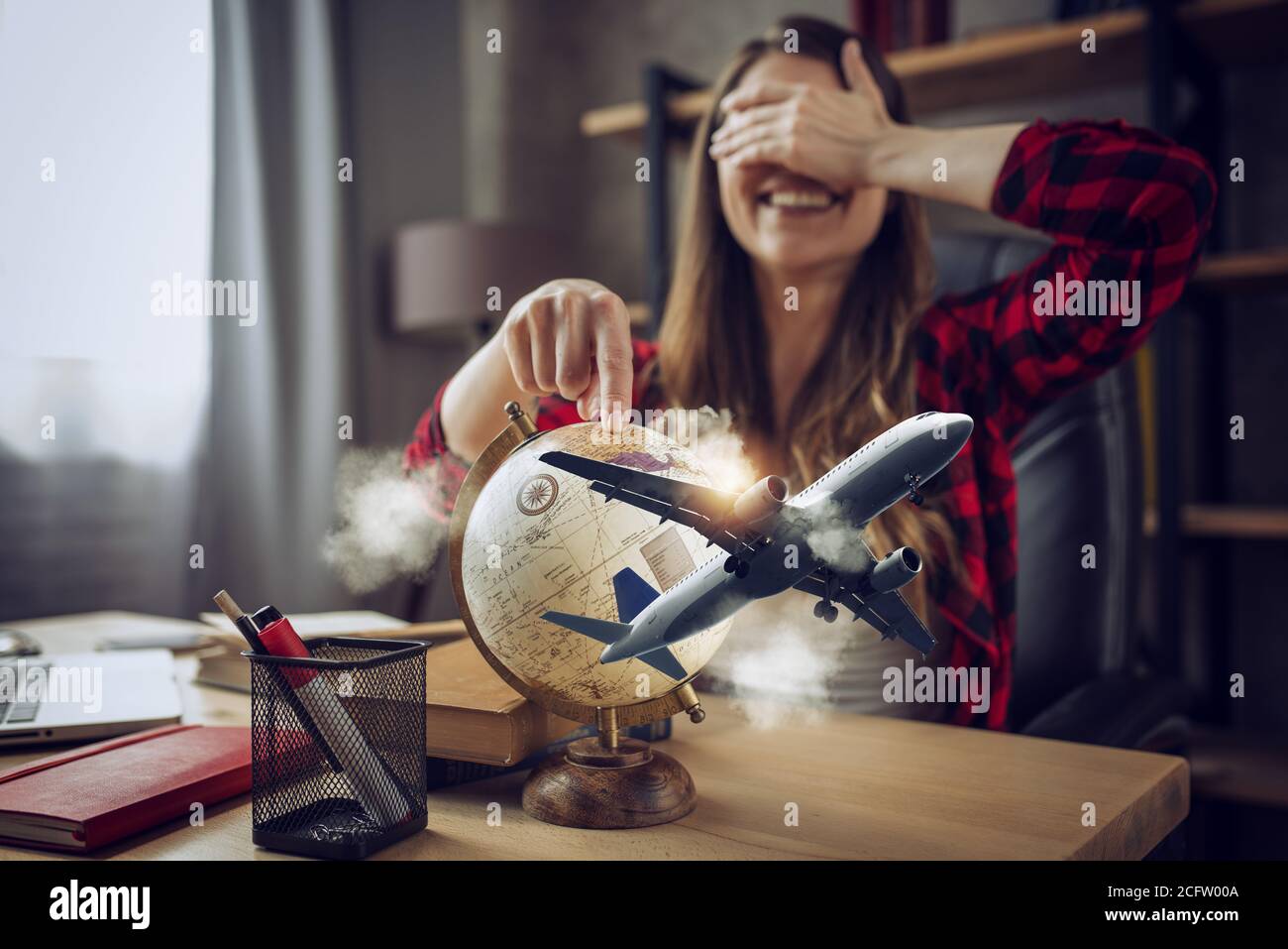 L'étudiant est stressé et veut une pause avec un voyage partout dans le monde Banque D'Images