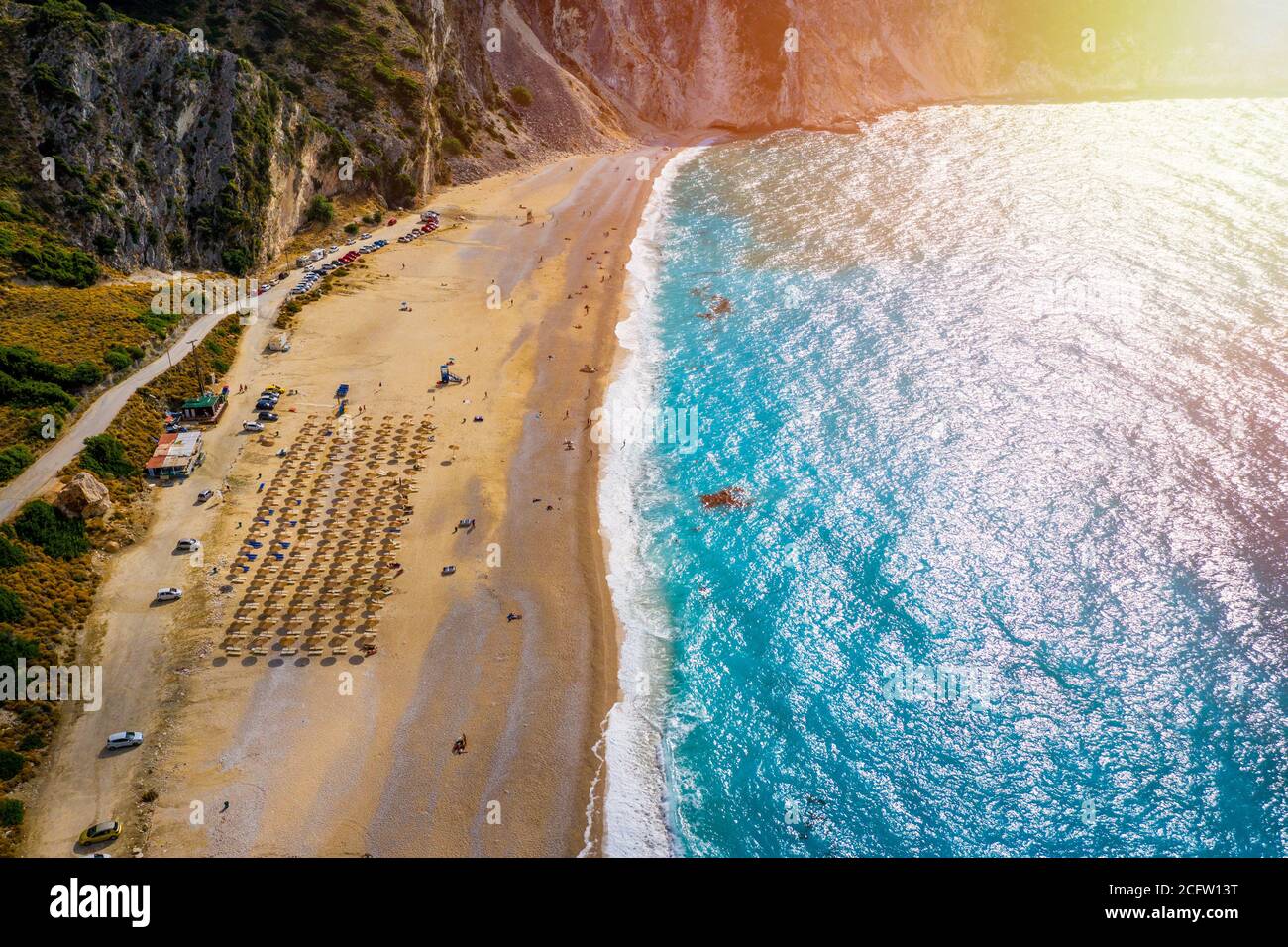Vue aérienne de drone de la baie turquoise et saphir iconique et de la plage de Myrtos, île de Kefalonia (Céphalonie), Ionienne, Grèce. Plage de Myrtos, Kefalonia isl Banque D'Images