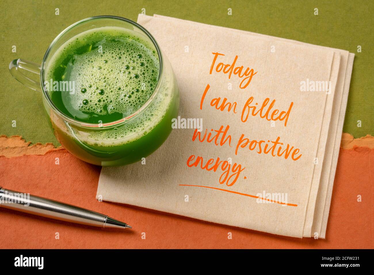 Aujourd'hui, je suis rempli d'une énergie positive - note d'inspiration sur une serviette avec un verre de jus de concombre vert frais, mode de vie et concept de positivité Banque D'Images