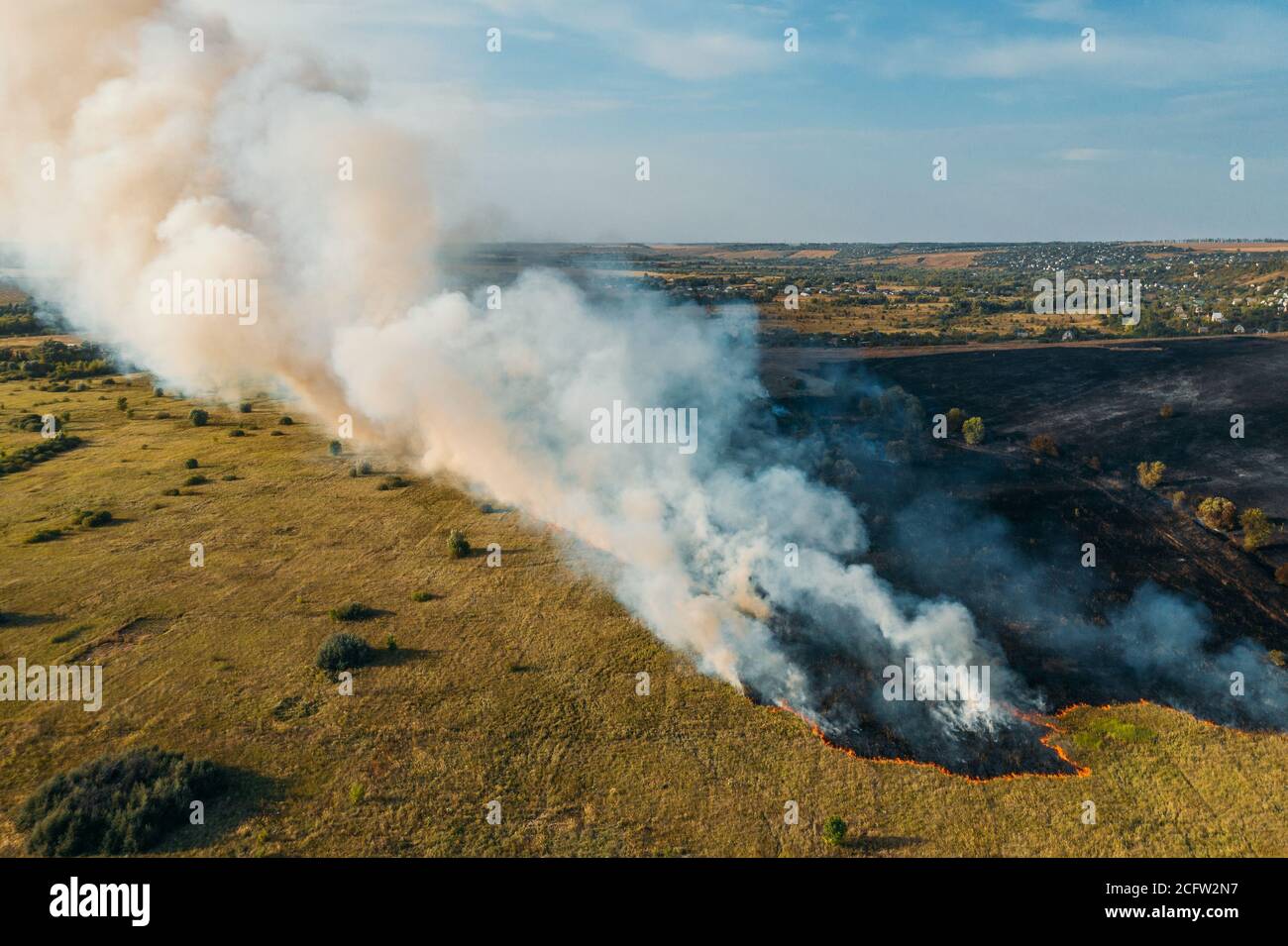 Feu de forêt et de champ, herbe sèche brûlante et arbres, catastrophe naturelle, vue aérienne. Banque D'Images