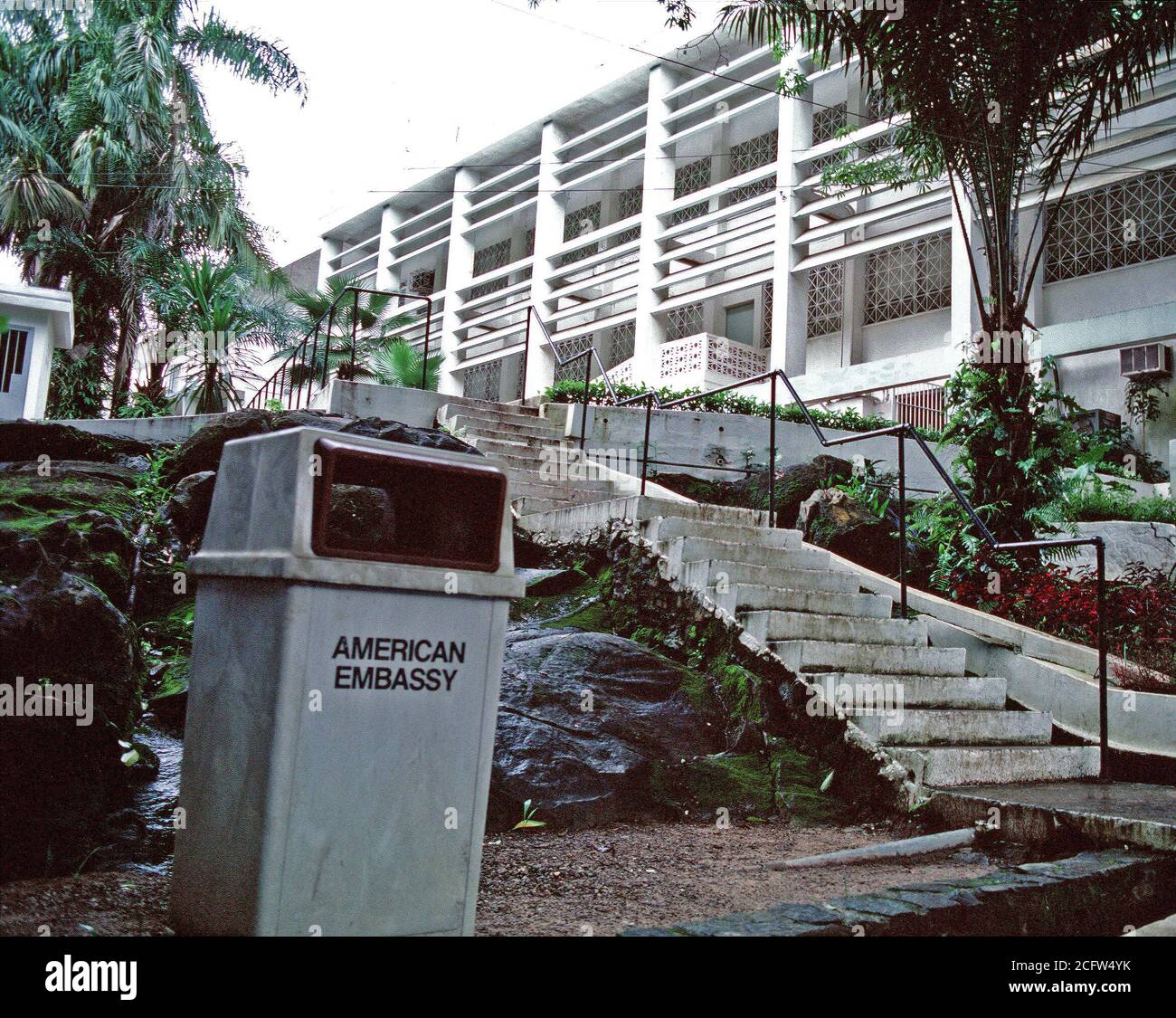 1990 - Une vue extérieure de l'ambassade américaine qui est d'être évacués à l'aide de Marines des États-Unis au cours de l'opération SHARP EDGE. Le personnel est en cours de suppression pour assurer leur sécurité pendant les troubles politiques en cours. Banque D'Images