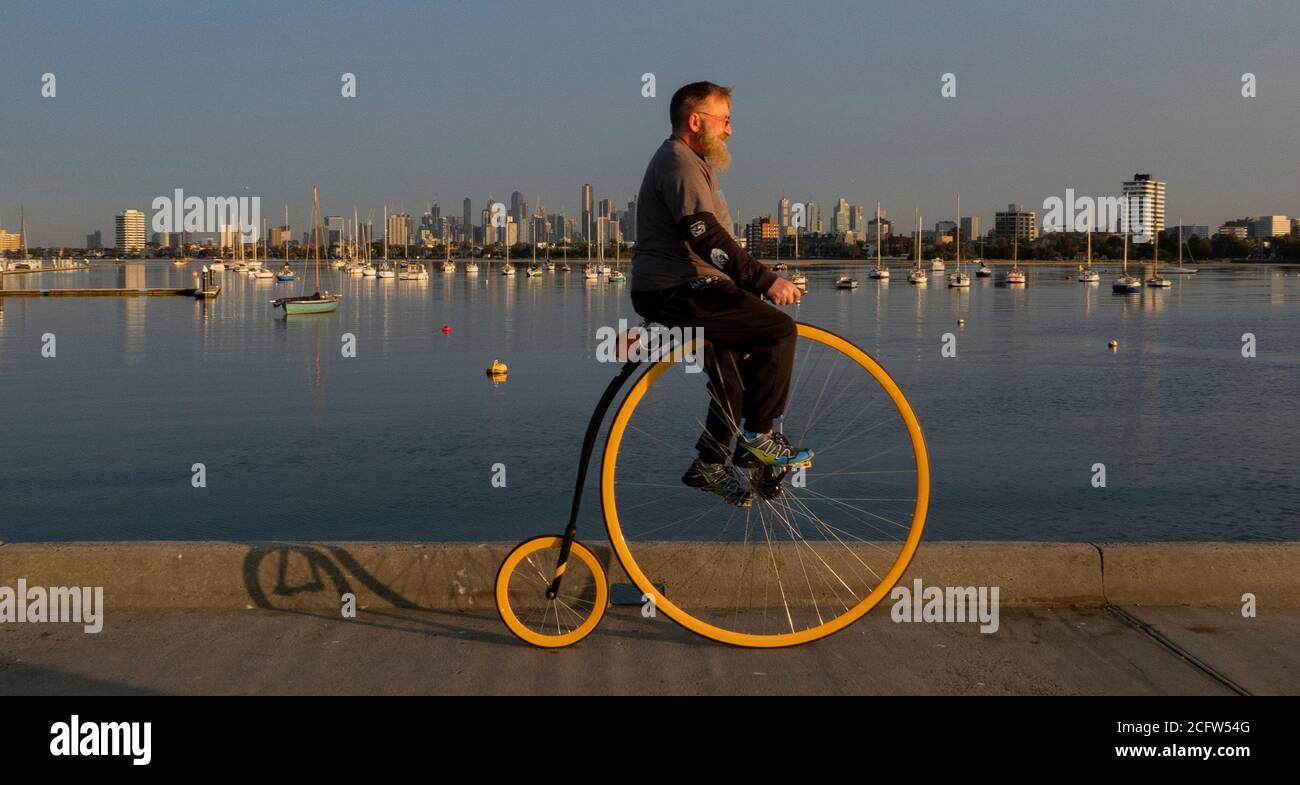 Melbourne Australie. Scènes de la vie quotidienne à Melbourne en Australie. Vélo sur un penny farthing vélo à Melbourne . Banque D'Images