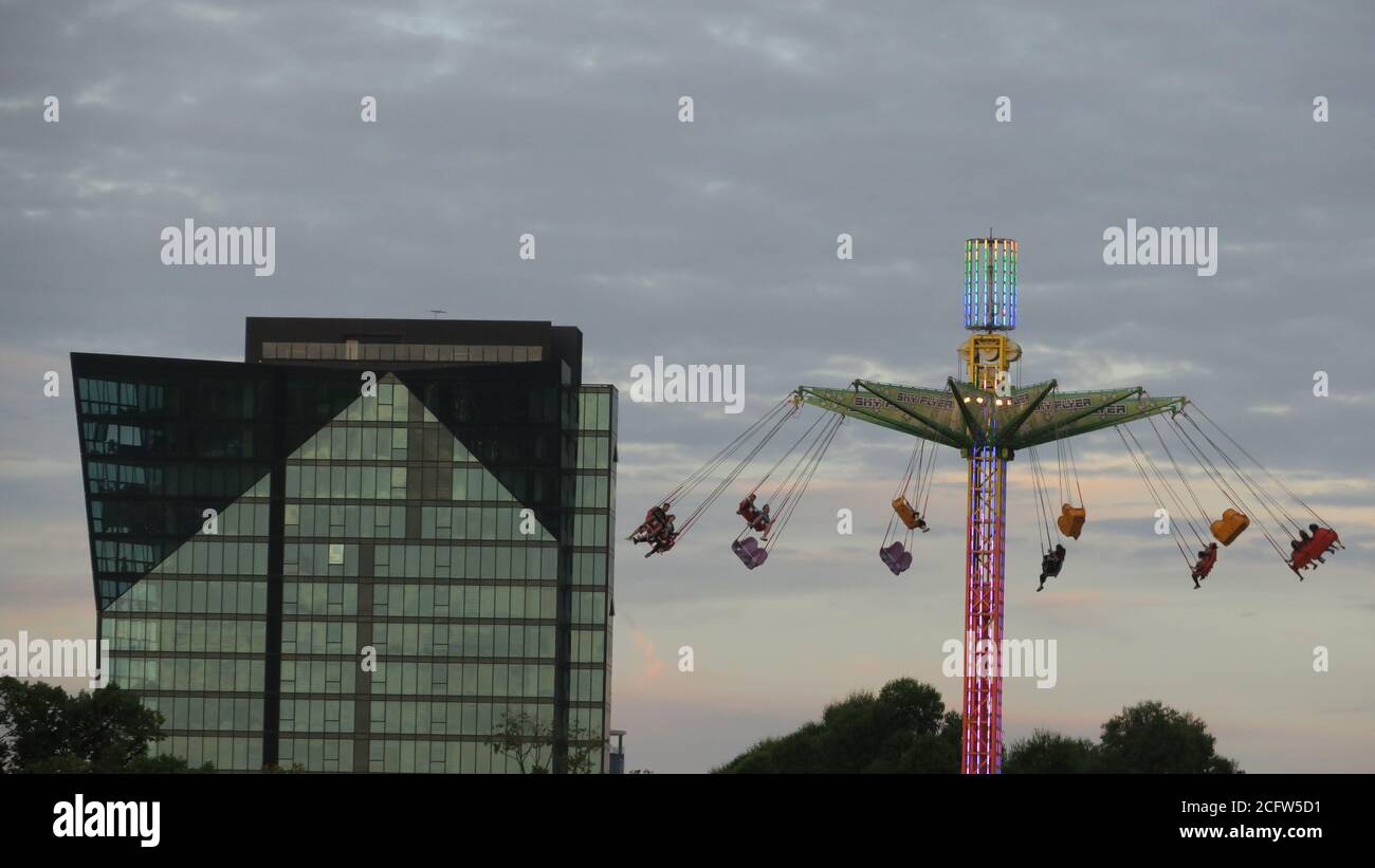 Melbourne Australie. Architecture moderne des appartements à l'est de Melbourne et au festival Moomba, les participants profitent d'un tour de spinning. Banque D'Images