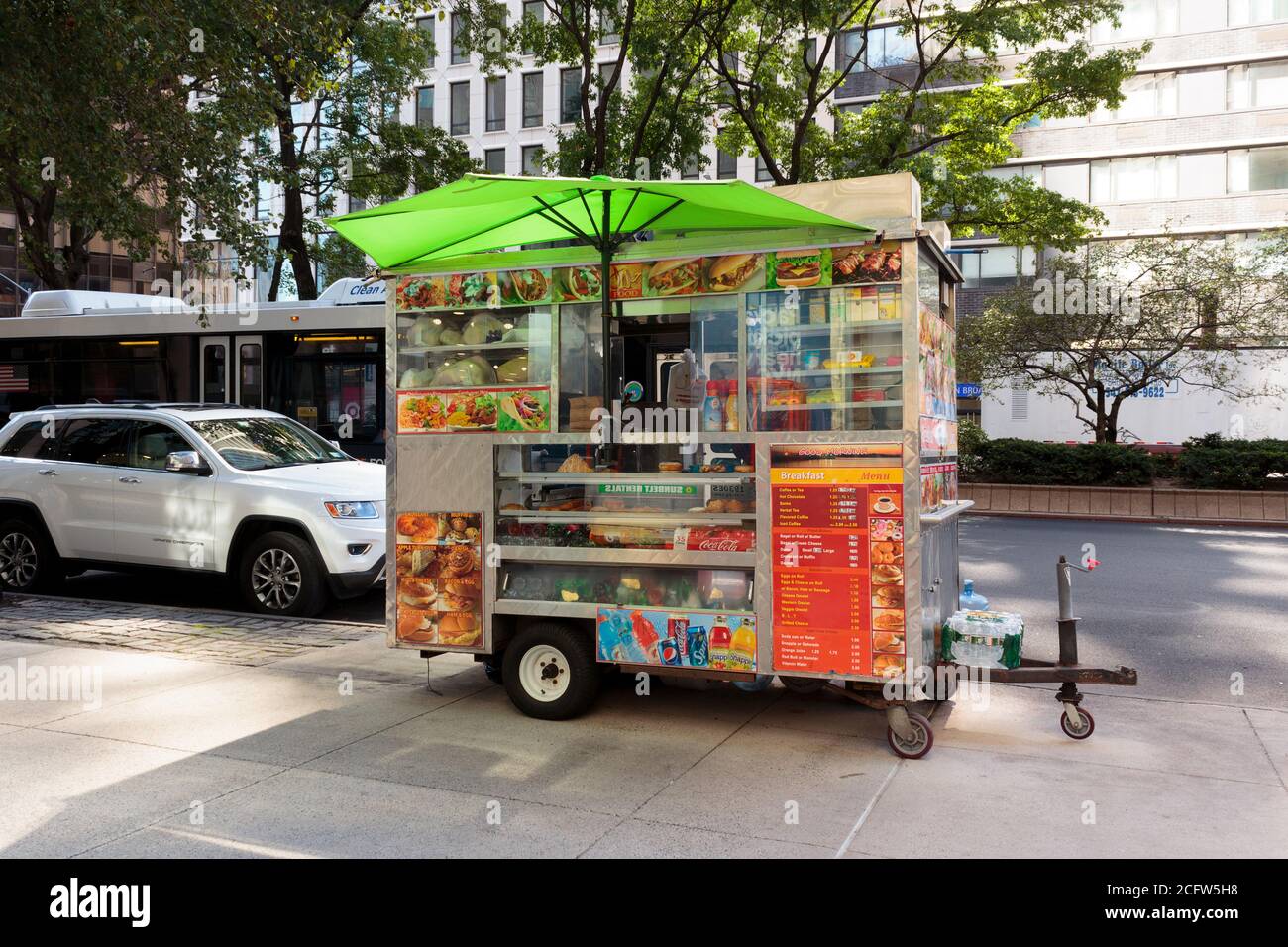 Une voiturette de nourriture garée sur le trottoir sur Broadway et w 62e rue à Manhattan sans clients pendant le coronavirus ou pandémie de covid-19 Banque D'Images