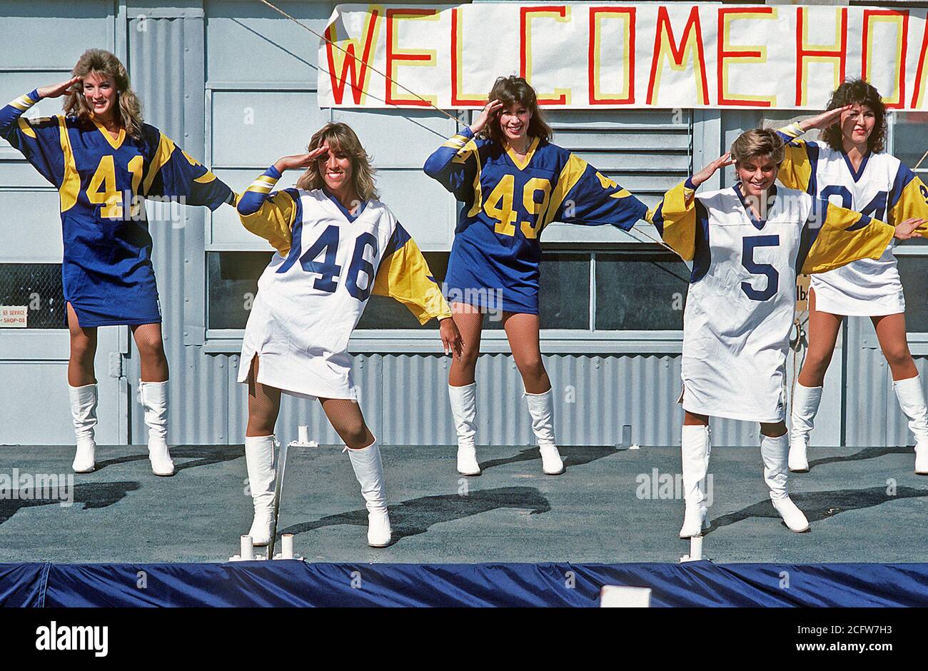1984 - Los Angeles Rams Cheerleaders effectuer lors de l'arrivée du cuirassé USS NEW JERSEY (BB-62). Le navire est de retour au port d'attache après 11 mois en mer. Banque D'Images